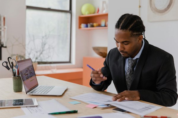 Quel matériel permet de numériser un document papier ?